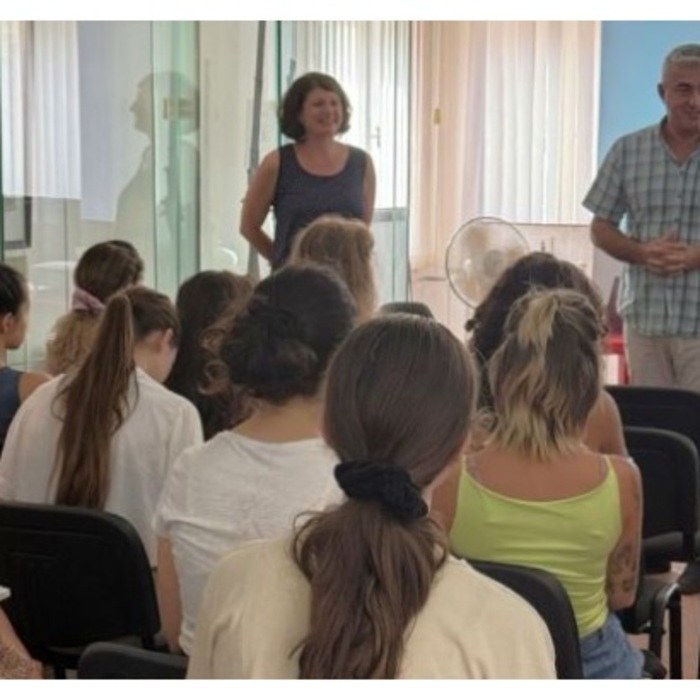 studenti-francia-polsha-nbu-sliven-net_700x700_crop_478b24840a